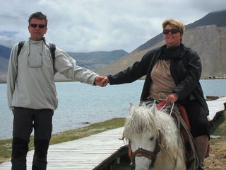 Promenade à cheval autour du lac Karakul.
www.je-voyage-avec-parkinson.fr